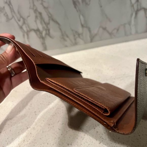 Louis Vuitton Monogram Wallet (Free Chain) - Picture 15 of 16